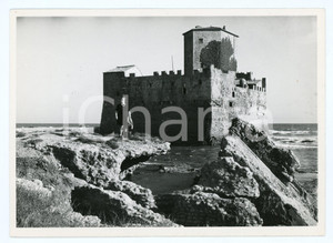 Fotografia d epoca originale 1972 NETTUNO  TORRE ASTURA Panorama con turista  Foto 17x13 cm 1