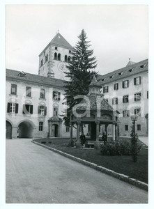 Fotografia d epoca originale 1979 ABBAZIA DI NOVACELLA Turiste al pozzo coperto  Foto 13x17 cm 1