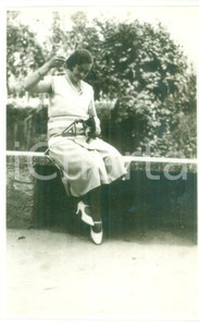 Fotografia d epoca originale Luglio 1930 SALICE TERME Donna gioca con un gatto Foto cartolina vintage 1