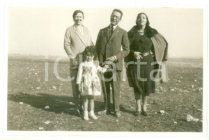 Fotografia d epoca originale 1930 MURGE Ritratto familiare nella campagna pugliese  Foto vintage 13x9 cm 1