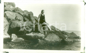 Fotografia d epoca originale 1931 GENOVA PEGLI Ritratto femminile tra le rocce Foto artistica DANNEGGIATA 1