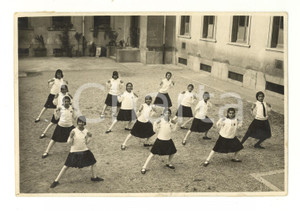Fotografia d epoca originale 1930 ca ITALIA Piccole italiane durante un esercizio di ginnastica  Foto 18x12 1