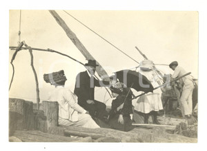Fotografia d epoca originale 1910 ca AREA ITALIANA Gruppo di donne in gita su un battello da pesca Foto RARA 1