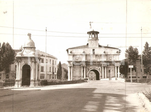 Fotografia d epoca originale 1970 ca PADOVA Piazza Portello  Veduta con Porta di Ognissanti Foto 24x17 cm 1