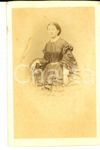 Fotografia d epoca originale 1865 ca MILANO Ritratto di donna in abito ricamato  Foto A. DURONI CDV 1