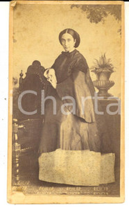 Fotografia d epoca originale 1865 ca MILANO Ritratto di donna con mantello nero Foto Carlo GUSBERTI CDV 1