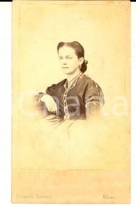 Fotografia d epoca originale 1870 ca MILANO Ritratto di giovane donna seduta Fotografia TRIESTINA CDV 1