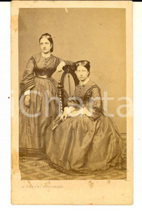 Fotografia d epoca originale 1865 ca MILANO Ritratto di due giovani sorelle  Foto A. DURONI CDV 1