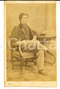 Fotografia d epoca originale 1865 ca MILANO Ritratto di un giovane seduto  Fotografia A. DURONI CDV 1