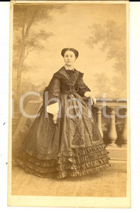 Fotografia d epoca originale 1865 ca TORINO Ritratto di donna in abito ricamato  Foto E. DI CHANAZ CDV 1