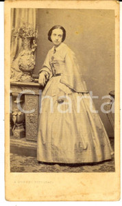 Fotografia d epoca originale 1865 ca MILANO Ritratto di donna in abito chiaro  Fotografia A. DURONI CDV 1