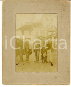 Fotografia d epoca originale 1890 ca ITALIA Ritratto di famiglia in villa con pergolato Foto VINTAGE 12x16 1