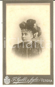 Fotografia d epoca originale 1880 ca VERONA Ritratto di donna con cappellino di piume Foto SGOBBI CDV 1