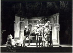 Fotografia d epoca originale 1989 MILANO OPERA Teatro alla Scala  Pollicino  Regia Filippo CRIVELLI Foto 1