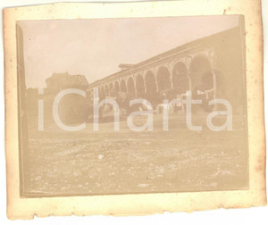 Fotografia d epoca originale 1900 ca AREA DI MILANO Panni stesi in un chiostro  Foto CURIOSA 13x11 cm 1