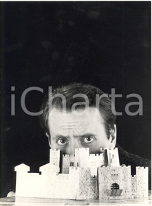Fotografia d epoca originale 1986 ITALIA TEATRO  Daniele TRAMBUSTI in Il castello dei Carpazi Foto 18x24 1