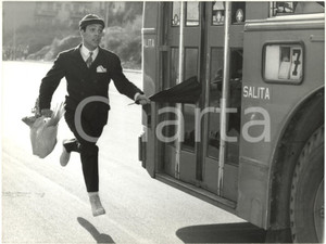 Fotografia d epoca originale 1978 CINEMA Le braghe del padrone  Enrico MONTESANO insegue l autobus  Foto 1
