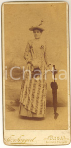 Fotografia d epoca originale 1890 ca RIGA LETTONIA Donna in abito da passeggio  Foto EGGERT 10x21 cm 1