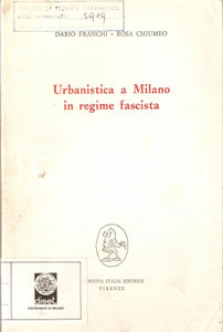 1972 Dario FRANCHI Rosa CHIUMEO Urbanistica a Milano in Regime Fascista 233 pp.  ATTENZIONE: Il volume reca la segnatura "Gabinetto di Urbanistica - Politecnico di Milano" tuttavia la Societ&agrave; dispone di liberatoria per la commercializzazione e la libera circolazione del volume stesso, trattandosi di parziale dismissione autorizzata di biblioteca.Pubblicazione con illustrazioni in bianco e nero.EDITORE: Nuova Italia Editrice - FirenzeDIMENSIONI: 16x24 cmPAGINE: 233 CONDIZIONI: FAIR (aloni e macchie alla brossura)    originale e autentica 1