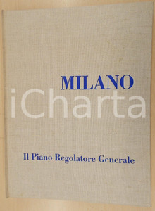 1956 MILANO Piano Regolatore Generale con planimetrie e fascicoli ^URBANISTICA Pubblicazione con planimetria del Piano Regolatore Generale in scala 1:10.000 e della zona del centro in scala 1:5.000.Cofanetto in cartoncino.Edizioni di "Urbanistica" - Rivista dell'Istituto Nazionale di Urbanistica.PAGINE: 172  GOOD/buono  Formato: 25x32 cm originale e autentica 1