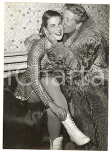 1954 BOLZANO Campionati europei di pattinaggio - Gundi BUSCH baciata dalla nonna