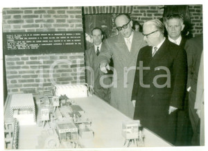 1958 MILANO Museo della Scienza - Giovanni GRONCHI osserva un plastico *Foto