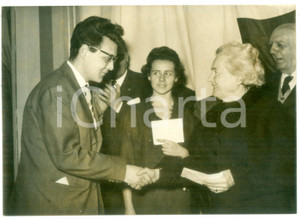 1958 ROMA TEATRO DEI SATIRI Rachele GUIDI consegna il PREMIO MUSSOLINI *Foto