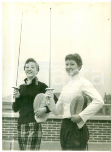 1953 HOVE King Alfred leisure centre - FENCING Twins Elizabeth and Sally DAVIS 