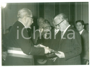 1955 MILANO Virgilio FERRARI dona a Giovanni GRONCHI due libri sulla città *Foto