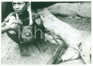 1971 PAKISTAN Epidemia di colera - Bambino stringe la salma del padre - Foto