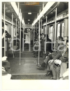 1968 METROPOLITANA MILANO Interno di una vettura affollata *Foto 18x24 cm