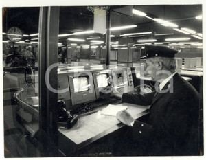 1965 ca METROPOLITANA MILANO Vigilante in un gabbiotto di controllo - Foto 24x18