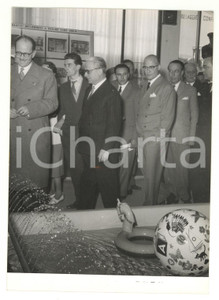 1955 MILANO Fiera Campionaria - Giovanni GRONCHI attraversa i padiglioni *Foto 