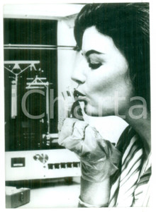 1964 BURBANK Kitty ELLIS registra il peso di un bacio con bilancia LOCKHEED 