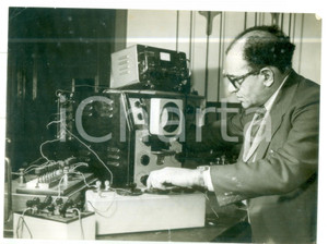 1957 LONDON Northampton Polytechnic - D. KARO operating his electronic designer