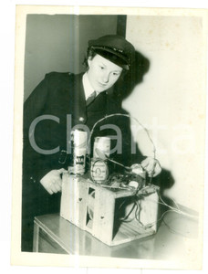 1953 LONDON National Radio Exhibition - Paula SARGEANT with a set without walves