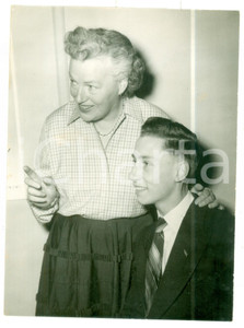 1954 LONDON Gracie FIELDS meeting her fan Denis Frank LOWNDS *Photo 15x20