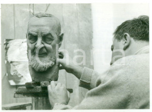 1968 MILANO Mario MORETTO modella scultura del volto di PADRE PIO *Foto 18x13