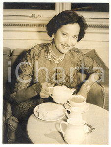 1956 LONDON Hotel Savoy - Actress Merle OBERON taking tea *Photo