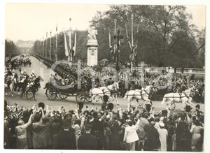1954 LONDON - ELIZABETH II in the Royal Carriage arrives at BUCKINGHAM PALACE