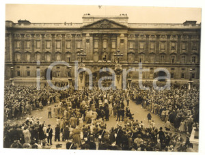 1954 LONDON Buckingham Palace - Royal Family greeting the crowd *Photo 20x15