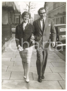 1958 LONDON Shirley BLOOMER and Chris BRASHER strolling hand in hand - Photo