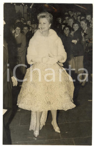 1958 LONDON Dominion Theatre - Actress Mitzi GAYNOR smiling for the crowds 