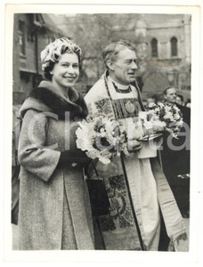 1961 ROCHESTER CATHEDRAL Queen ELIZABETH II at the Royal Maundy Money *Photo