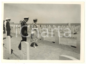 1954 TOBRUK (LIBIA) - ELIZABETH II visiting War Cemetery *Photo 20x15