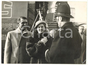 1957 LONDON Cary GRANT and Ingrid BERGMAN chatting with constable Sid GOODWIN