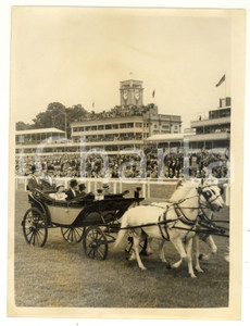 1956 ROYAL ASCOT - ELIZABETH II and Duke of EDINBURGH riding in a carriage PHOTO