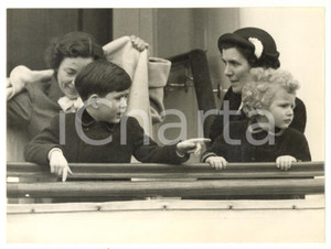1954 BRITANNIA Royal children CHARLES and ANNE surprised *Photo 20x15 cm