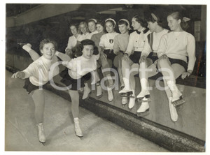 1953 LONDON Little skaters Georgette and Alice FISCHER practising *Photo 20x15