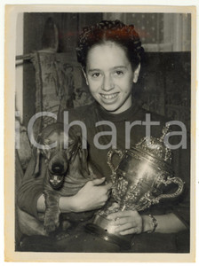 1953 KENSINGTON - LONDON Yvonne SUGDEN holding the Amateur Figure Skating Cup
